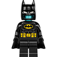 Charger l'image dans la galerie, LEGO DC 30726 Batman: Bruce Wayne and the Batsuit Recruitment Bag
